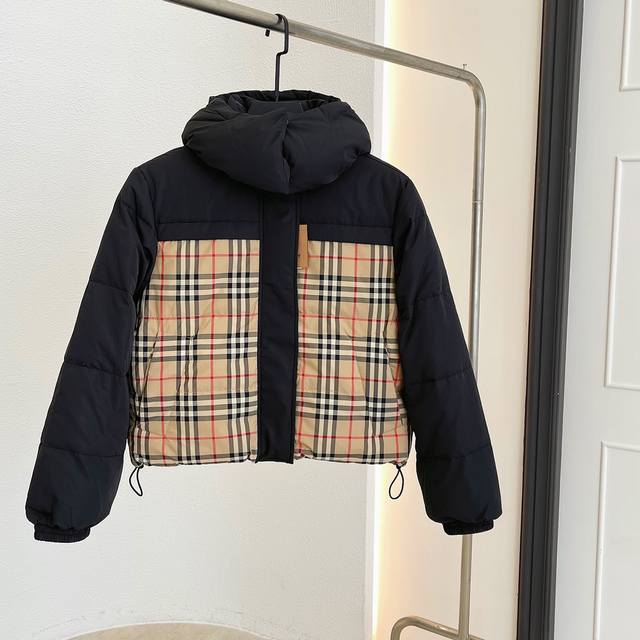 新品burberry格子双面羽绒服 两面穿 尺码:S M L Xl 最新款格子纹路双面穿羽绒夹克 完美潮流版型潮流与庄重兼顾 将羽绒美感与实穿性发挥到极致 一面